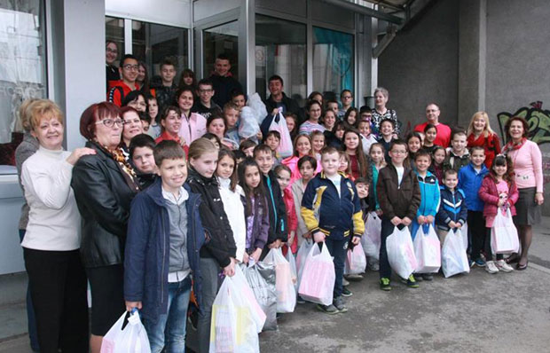 Баксузи деценијама даривају децу за Врбицу